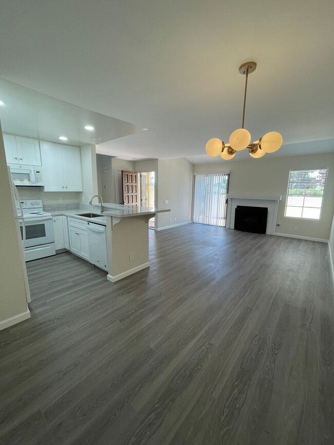 Building Photo - 3/2 Townhouse in Las Palmas UTC/La Jolla