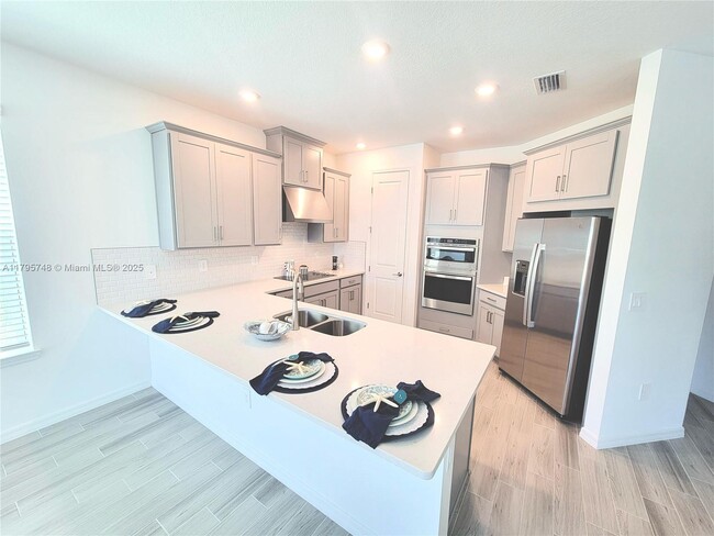 Building Photo - 5647 Ficus Aurea St