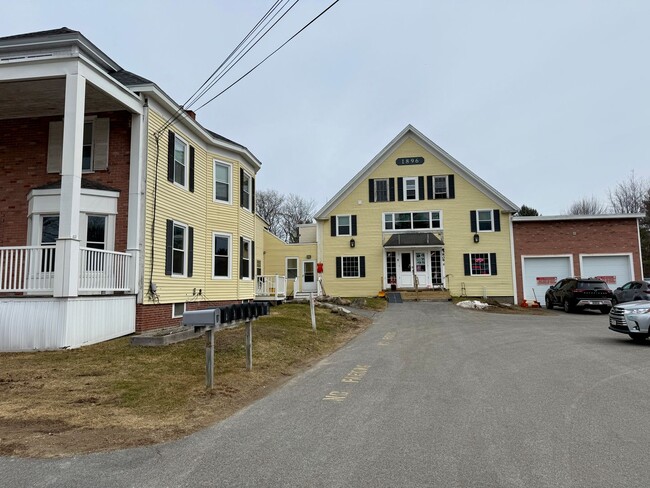 Building Photo - Well maintained inside and out