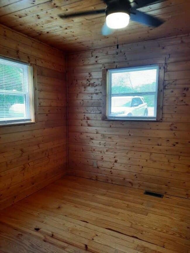 Building Photo - $1,500 - 2 Bedroom 1.5 Bathroom Cottage on...