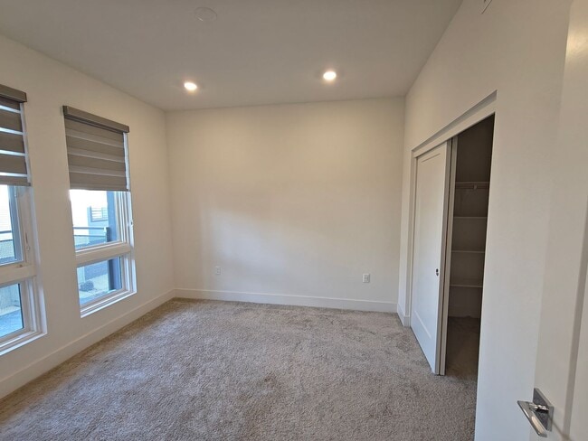 Building Photo - Luxury One-Bedroom Condo for Lease