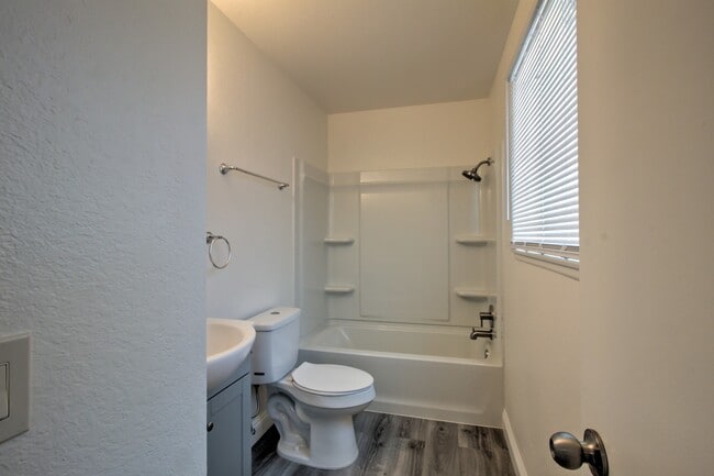 Building Photo - Cozy 3 Bedroom, 2 Bathroom Home by Shandin...