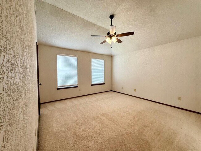 Building Photo - 304 Pine Cove Ct