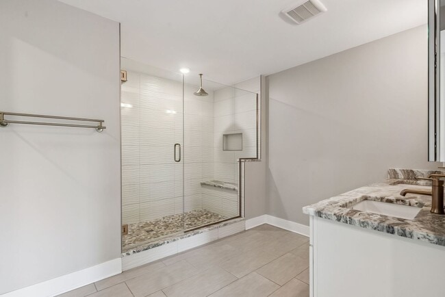 Building Photo - Luxury Condo in Dublin's Coveted Bridge Pa...