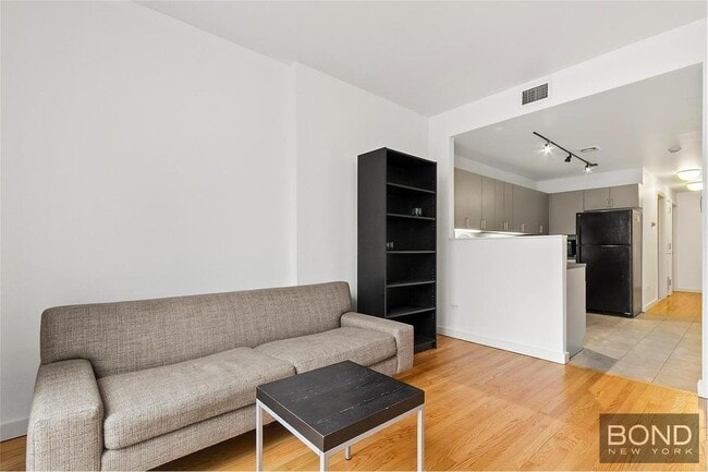 Building Photo - Modern South Harlem 2BR with Private Courtyard