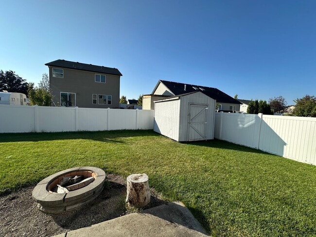 Building Photo - Fieldstone Home