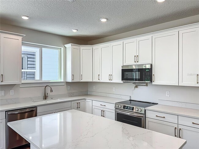 Building Photo - 591 W Osceola St