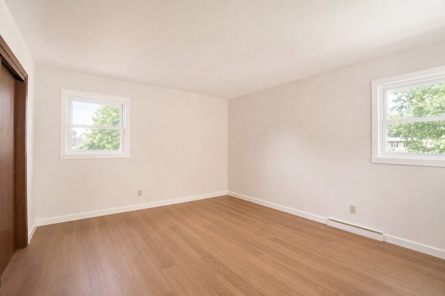 Building Photo - Updated 3 Bed Duplex
