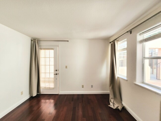 Building Photo - Spacious 3 bedroom condo