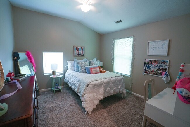 Building Photo - 633 Golfview Dr