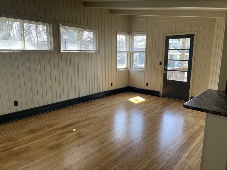Building Photo - 536 Algoma Blvd