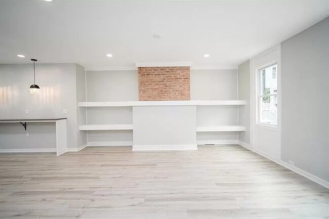 Building Photo - 1124 Voskamp St