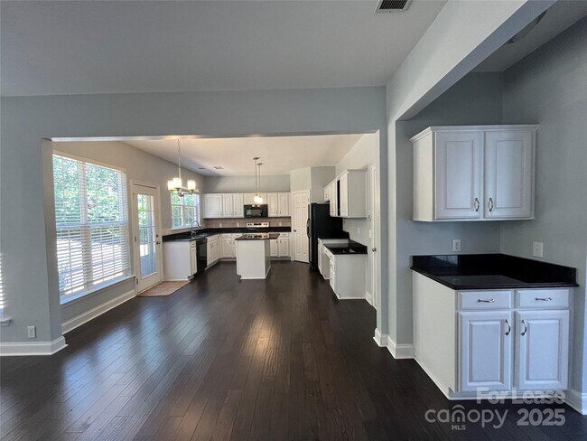 Building Photo - 8601 Fieldcroft Dr