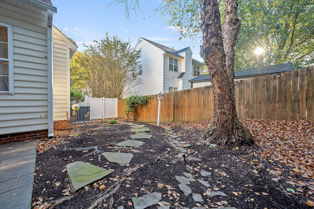 Fully fenced back and side yard - 2412 Laurel Falls Ln