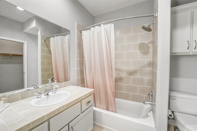 Building Photo - 904 Roy St