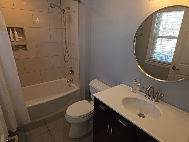 Building Photo - Updated 3-Bedroom Single- Family Home in Fox Point