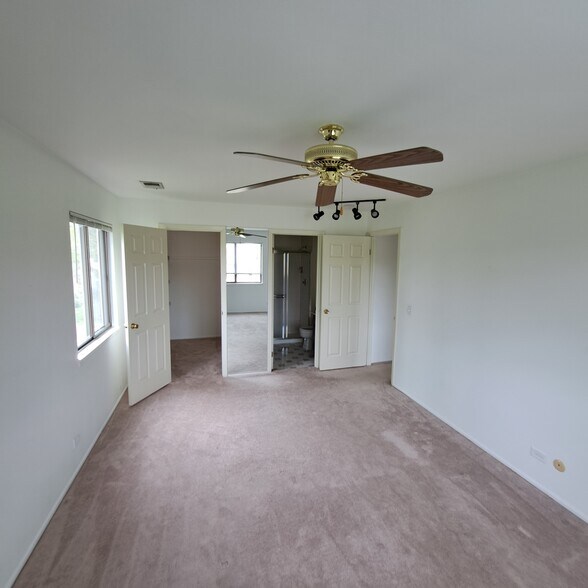 Master bedroom with walk in closet and bathroom - 226 Arrowwood Ct