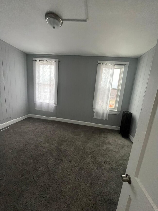 Building Photo - Recently Renovated 3 Bed 1.5 Bath Ready To...