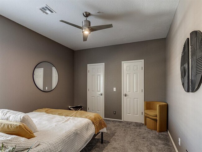 Building Photo - 6162 N Brookline Ave