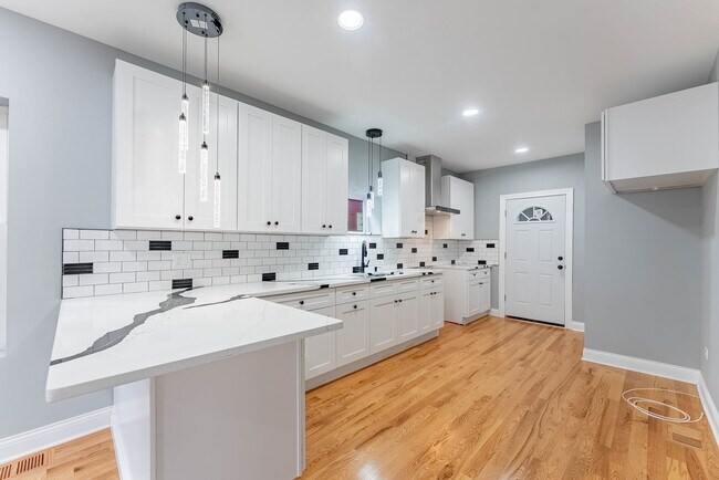 Building Photo - 7010 S Prairie Ave
