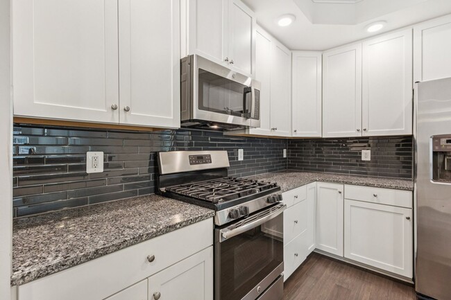 Building Photo - Welcome to this stunning 3-bedroom, 2.5-ba...