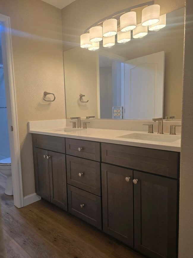 Building Photo - Don't miss this three bed two bath with a view!