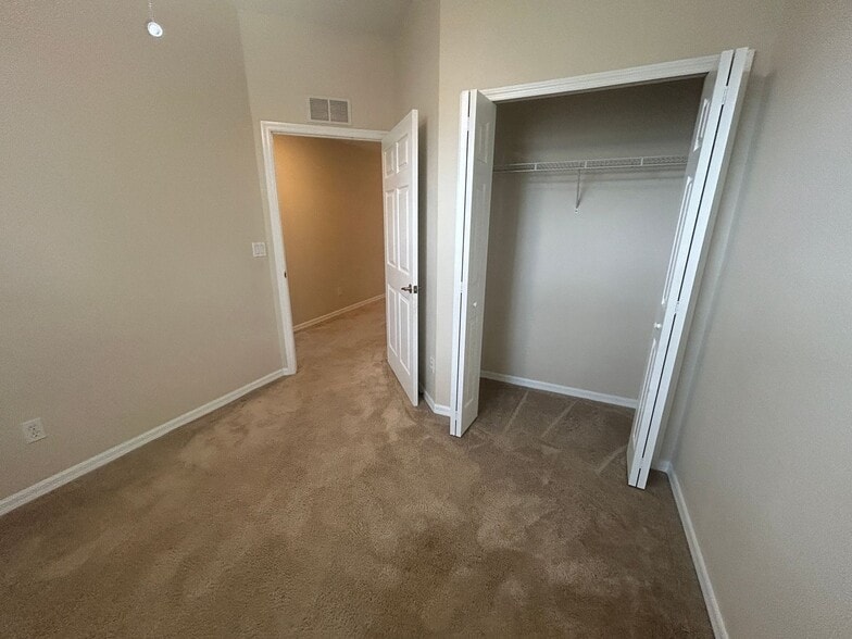 Building Photo - Spacious  3/2 ground floor unit