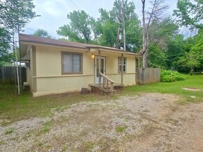 Building Photo - Two Bedroom Home for Rent!