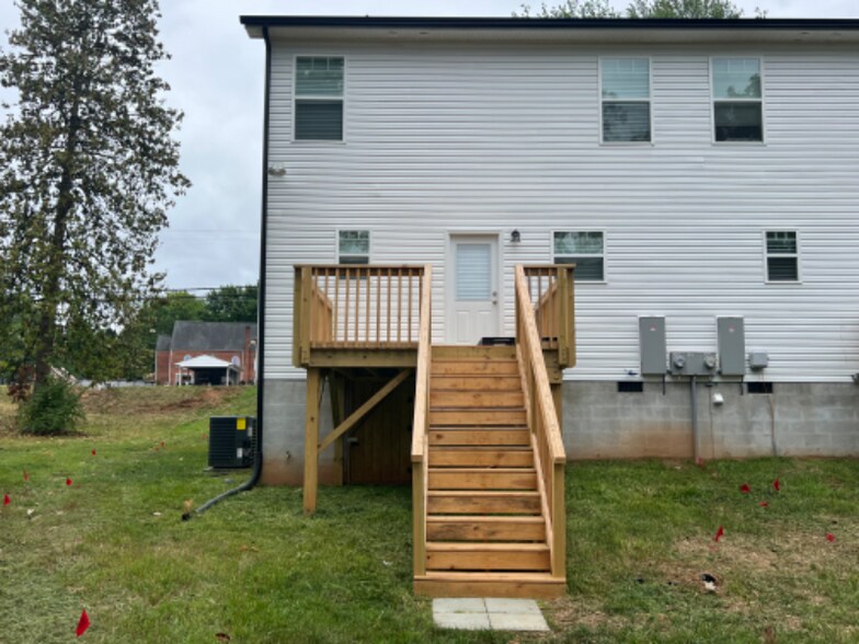 Building Photo - 1017 13th Ave NE