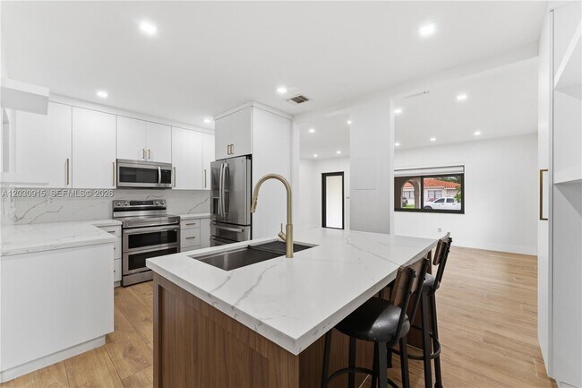 Building Photo - 121 SW 71st Ave