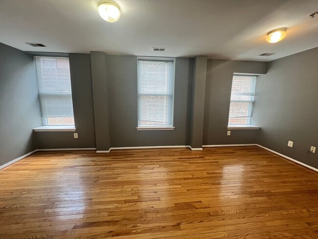 Building Photo - Charming 3 BR/1.5 BA Condo in Columbia Hei...