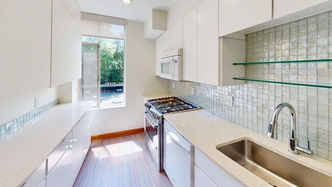 Building Photo - 1300 Queens Rd