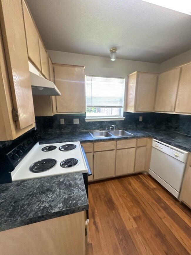 Building Photo - 3bd/2ba Single-Family Home on Amethyst Dr!