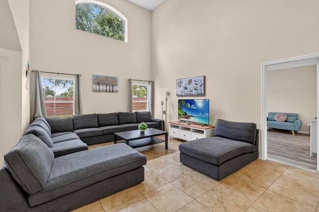 Building Photo - 1550 Casterton Cir