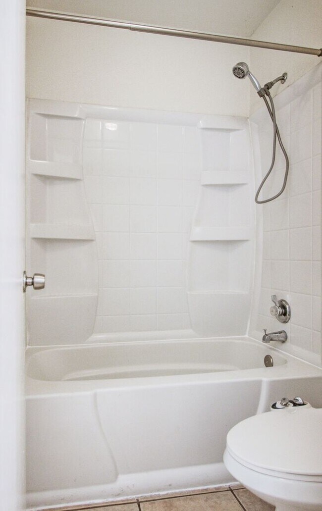 Building Photo - Charming 3 bedroom Townhome near MCC & Med...