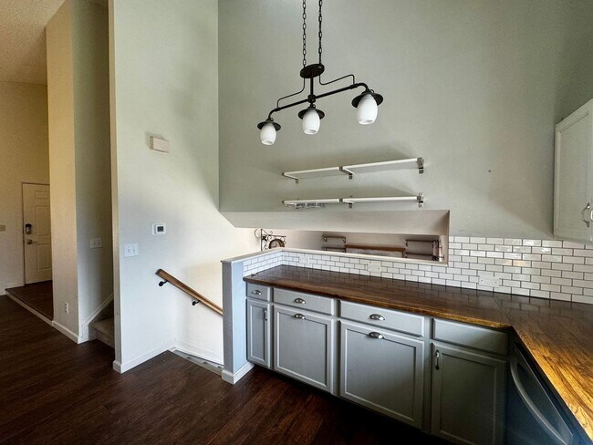 Building Photo - 3 Bedroom Tri-level in Briargate