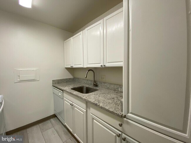 Building Photo - 301 N Beauregard St