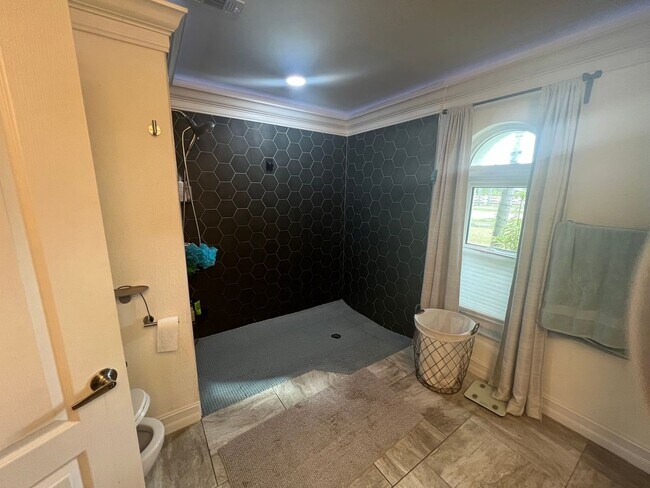 Building Photo - 3/2/2 Seasonal home in Deep Creek