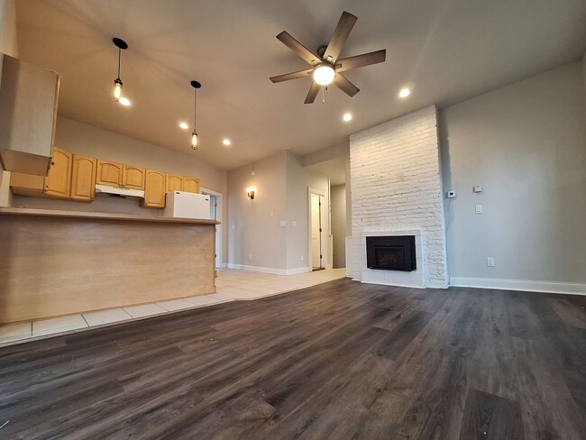 Building Photo - 1 Bedroom Available January!