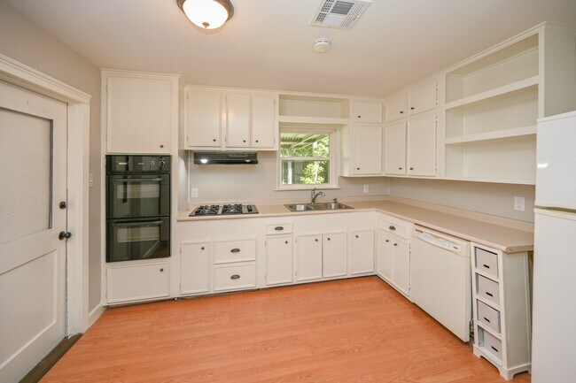 Building Photo - 1602 Sheridan Dr