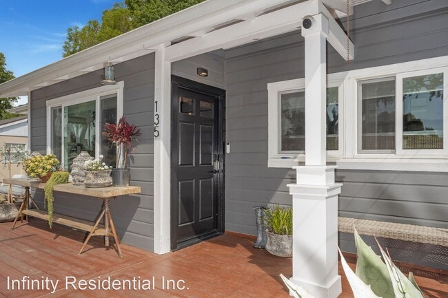 Building Photo - 2 br, 1 bath House - 135 N C Street