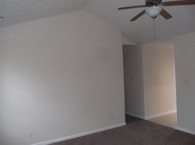Building Photo - Spacious 3 bedroom with bonus!
