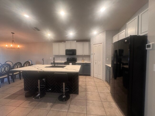 Building Photo - Beautifully Designed 4 Bedroom, 2 Bath Home