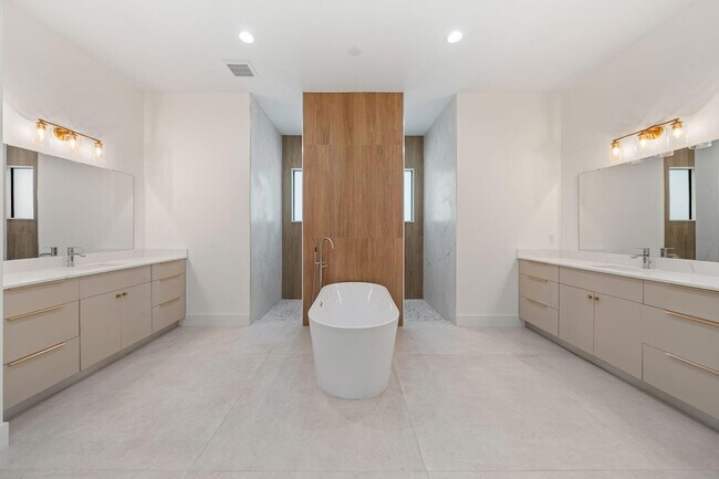 Building Photo - 632 SE Seahouse Dr