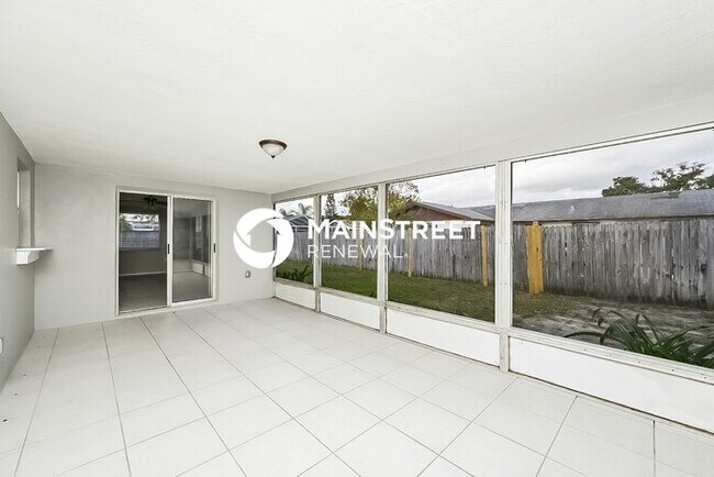 Building Photo - 2 Bedroom Pet-Friendly Home in Port Richey...
