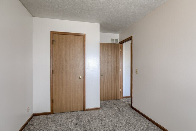 Building Photo - Spacious Duplex Close to Schools, UNL, Hay...