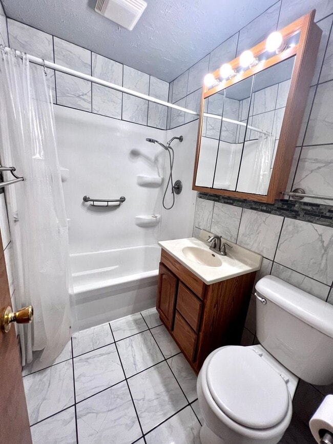 Building Photo - Beautiful 3 bed South Omaha/Hanscom Park Home COMING SOON!