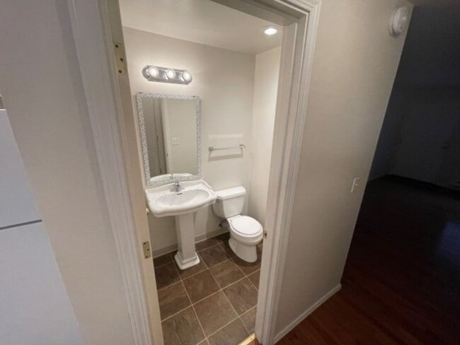 Building Photo - 2Bd/1.5Ba Lynnwood Townhouse