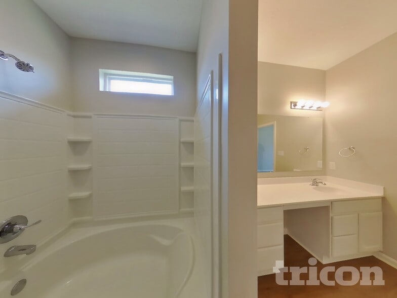 Building Photo - 6646 Laurelwood Dr