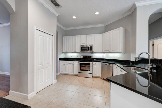 Building Photo - 833 SW Vineland Ct